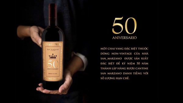 Vang Ý 50 Anniversario San Marzano Hảo Hạng mang màu đỏ đậm hiện lên như một bó hoa tuyệt đẹp khi ở trên ly. Hương thơm nồng nàn