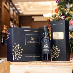 Nho Primitivo để làm Rượu Vang 62 Anniversario Riserva Primitivo di Manduria được thu hoạch bằng tay từ những