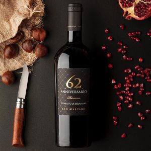 Rượu Vang 62 Anniversario Riserva Primitivo di Manduria có màu đỏ ruby ​​đậm. Rượu có hương thơm đa dạng biểu cảm