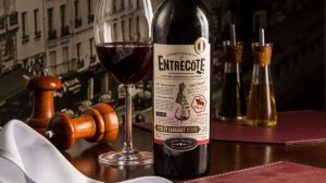 Rượu Vang Entrecote Merlot Cabernet Sauvignon có màu hồng ngọc đậm. Hương thơm của rượu rất phóng khoáng, phong phú