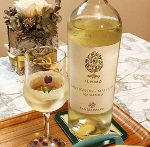 Rượu Vang Il Pumo Chardonnay Salento IGP 2019 có màu vàng rơm pha chút xanh. Hương thơm của rượu được bộc lộ