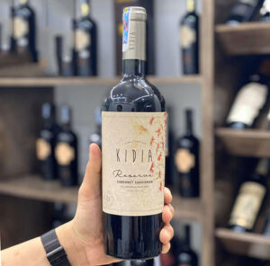 Vang Chile Kidia Cabernet Sauvignon Reserva tròn đầy với tannin mềm mại, vị vani từ gỗ gồi thể hiện nổi bật