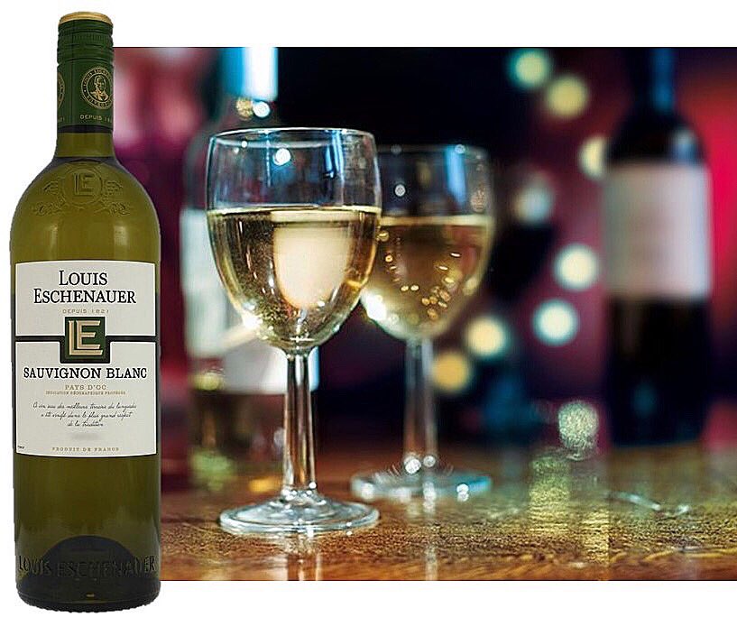 Rượu Vang Trắng Louis Eschenauer Sauvignon Blanc có màu vàng nhạt với một vài sắc xanh tạo vẻ đẹp thanh mát. Hương thơm sống động hiện lên bó hoa