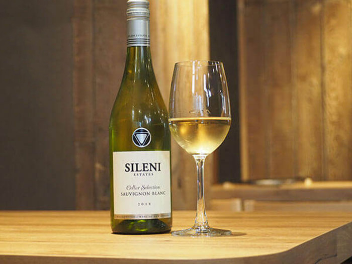 Vang Trắng New Zealand Sileni Estates Cellar Selection Sauvignon Blanc này gây ấn tượng với phong cách và sự sang trọng của nó