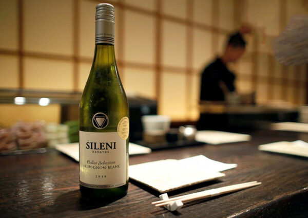 Vang Trắng New Zealand Sileni Estates Cellar Selection Sauvignon Blanc được sản xuất từ 100% giống nho Sauvignon Blanc tươi ngon