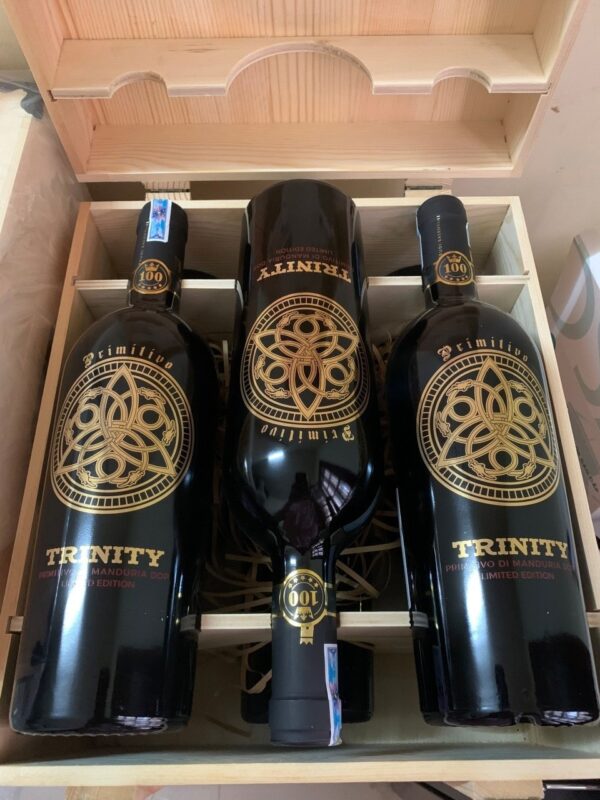 Rượu Vang Ý Trinity Primitivo di Manduria Hảo Hạng sau quá trình lên men có kiểm soát, rượu được ủ trong thùng gỗ sồi của Pháp và Mỹ