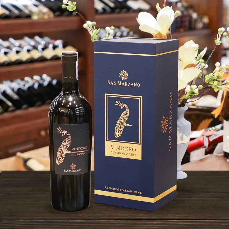 Rượu Vang Ý Vindoro Negroamaro 2019 có màu đỏ trầm, loại rượu mượt mà và sang trọng này có hương thơm của quả anh đào khô đen