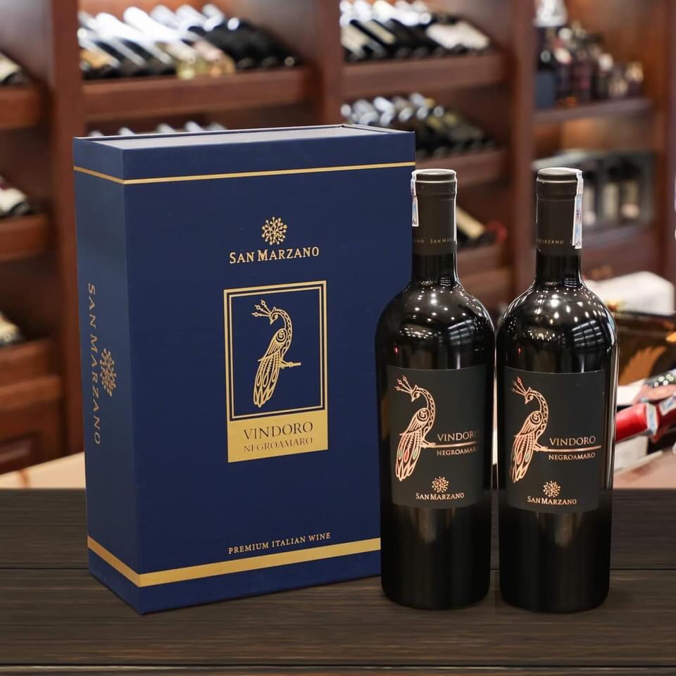 Rượu Vang Ý Vindoro Negroamaro 2019 tròn đầy và mạnh mẽ nhưng rất cân bằng, nó giàu tannin tốt, với một kết thúc lâu dài dễ chịu