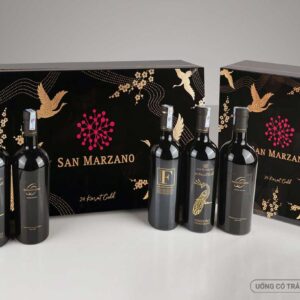 Rượu Vang Ý Vindoro Negroamaro 2019 là một loại rượu vang đỏ từ Salento do San Marzano sản xuất với sự pha trộn dựa trên Negroamaro của năm 2019