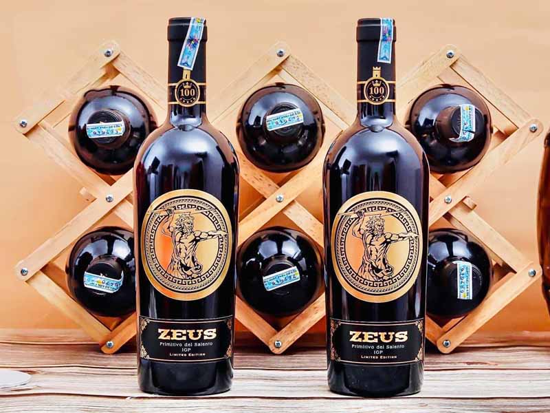 Rượu Vang Zeus Primitivo Del Salento 19 độ Hảo hạng được sản xuất bằng những trái nho Primitivo ngon nhất