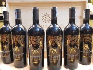 Rượu Vang M Merlot Salento, một loại rượu vang đỏ được sinh ra từ một giống nho đặc trưng của Puglia là Merlot mang hương vị thơm ngon