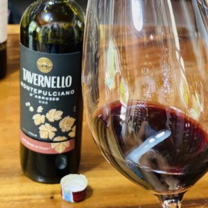 Rượu Vang Tavernello Montepulciano D’Abruzzo có màu đỏ rực rỡ, mãnh liệt với phản chiếu ánh tím. Hương thơm thanh lịch